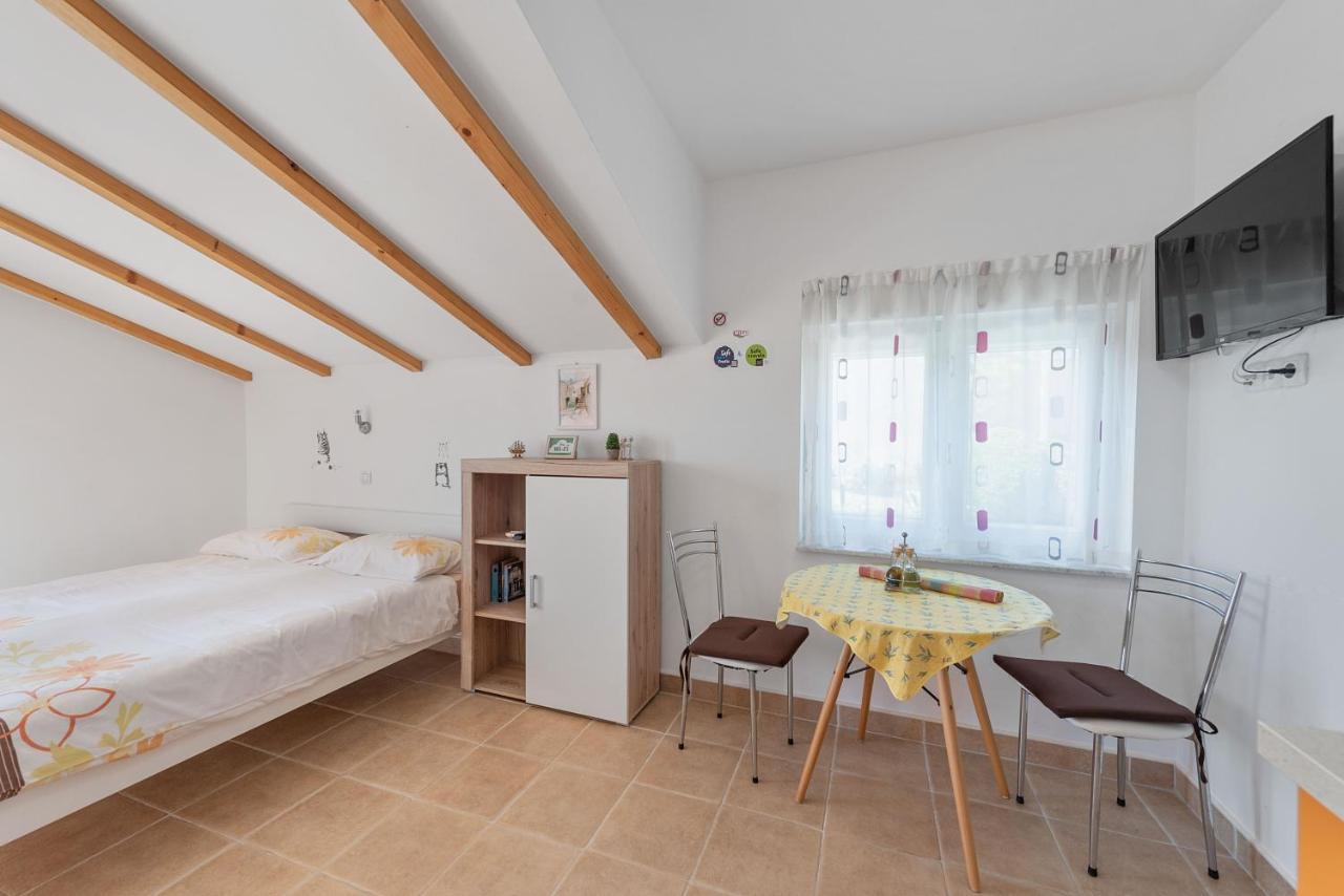 Apartments Joni Cikat Mali Losinj Bagian luar foto